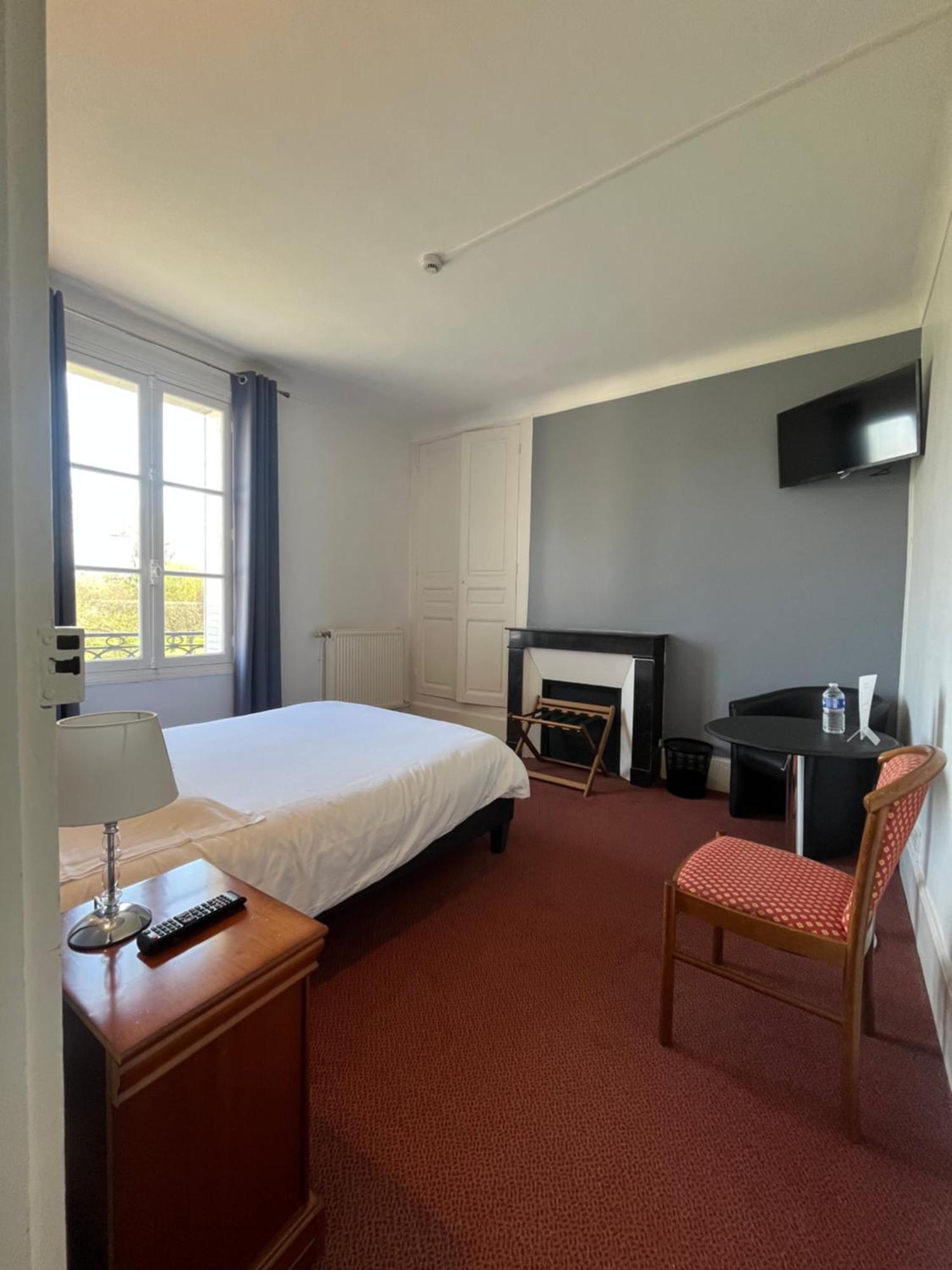 Hostellerie Le Griffon Blerancourt Bagian luar foto